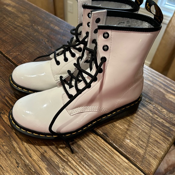 Dr.Martens lace up boot
Worn 1 time only
Great like new condition
Shiny white - Picture 1 of 5